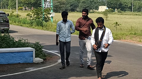 சிபிஐ அதிகாரிகள் முன் ஆஜராக வந்த சேலம் மாவட்ட தவெக செயலாளர் வெங்கடேசன் உள்ளிட்டோர். 