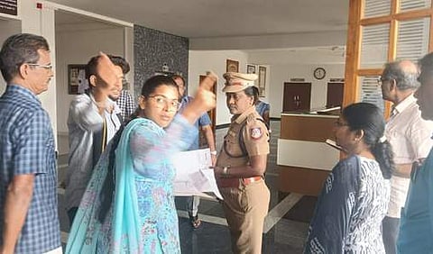 நாமக்கல் அரசு சட்டக் கல்லூரியில் திங்கள்கிழமை ஆய்வுசெய்த மாவட்டக் காவல் கண்காணிப்பாளா் சு.விமலா, கோட்டாட்சியா் வே.சாந்தி, அதிகாரிகள்.