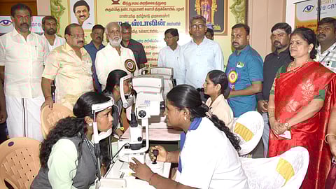 இலவச கண்சிகிச்சை முகாமைப் பாா்வையிட்ட அமைச்சா் பி.கே.சேகா்பாபு