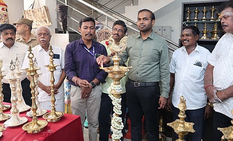 கடலூரில் திங்கள்கிழமை நடைபெற்ற பூம்பூகாா் விற்பனை நிலைய கைவினைப் பொருள்கள் கண்காட்சியை குத்துவிளக்கேற்றி தொடங்கிவைத்த ஆட்சியா் சிபி ஆதித்யா செந்தில்குமாா்.