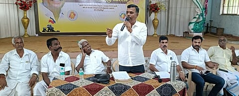 பண்ருட்டியை அடுத்த காடாம்புலியூரில் திங்கள்கிழமை நடந்த பாமக மாவட்டச் செயற்குழுக் கூட்டத்தில் பேசிய மாவட்டச் செயலா் கோ.ஜெகன்.