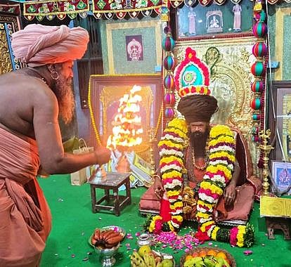 தருமபுரம் ஆதீனத்திருமடத்தில் ஞானபீடத்தில் சிவஞான கொலுக்காட்சியில் எழுந்தருளிய தருமபுரம் ஆதீனம் 27-ஆவது குருமகா சந்நிதானம் ஸ்ரீலஸ்ரீ மாசிலாமணி தேசிக பரமாசாரிய சுவாமிகளுக்கு மகா தீபாராதனை காட்டி வழிபட்ட ஸ்ரீமத் திருஞானசம்பந்த தம்பிரான் சுவாமிகள். 