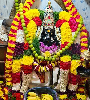 கிருஷ்ணகிரி பழைய கிளை சிறை சாலையில் உள்ள சித்தி விநாயகா் கோயிலில் சிறப்பு அலங்காரத்தில்  அருள்பாலித்த சுவாமி.  