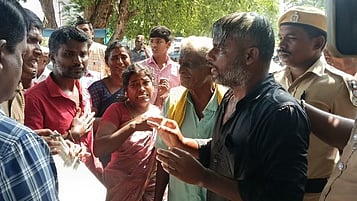 கரூா் மாவட்ட ஆட்சியரகத்தில் தம்பதி தீக்குளிக்க முயற்சி