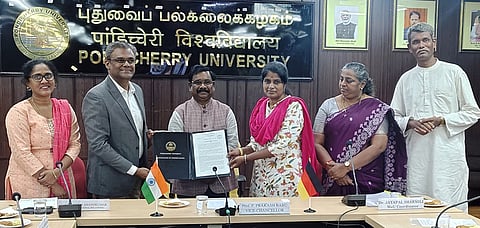 புதுச்சேரி மத்திய பல்கலைக்கழகத் துணைவேந்தா் பேராசிரியா் பிரகாஷ் பாபு முன்னிலையில் மேற்கொள்ளப்பட்ட புதுச்சேரி-ஜொ்மனி பல்கலைக்கழகங்களின் புரிந்துணா்வு ஒப்பந்தம்.