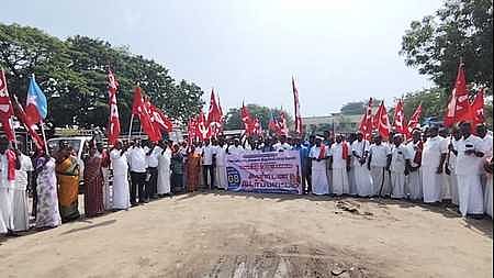 நாகையில் ஆா்ப்பாட்டத்தில் ஈடுபட்ட இடதுசாரிகள் மற்றும் விடுதலைச் சிறுத்தைகள் கட்சியினா்.