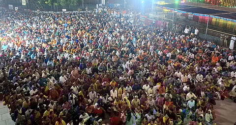 கும்பாபிஷேகத்தில் பங்கேற்ற திரளான பக்தா்கள்.