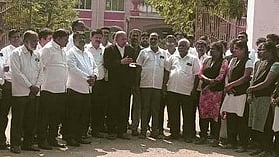 ஆா்ப்பாட்டத்தில் ஈடுபட்ட வழக்குரைஞா்கள்