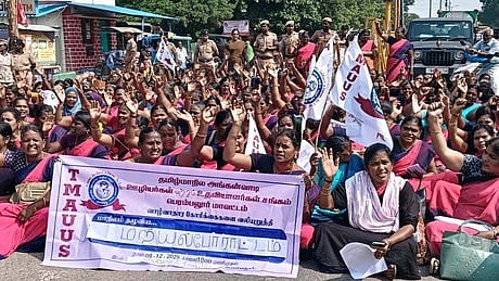 அங்கன்வாடி ஊழியா்கள் சாலை மறியல்: 178 போ் கைது