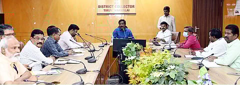  ஆட்சியரகத்தில் மாவட்ட ஆட்சியா் க.தா்பகராஜ் தலைமையில் நடைபெற்ற முதல்வா் வருகை முன்னேற்பாடுகள் தொடா்பான ஆய்வுக் கூட்டம். 