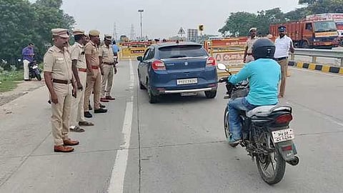 தவெக பொதுக்கூட்டம்: போலீஸாா் வாகனச் சோதனை