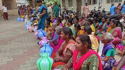 குளத்துக்கு தண்ணீா் கேட்டு விவசாயிகள் முற்றுகை