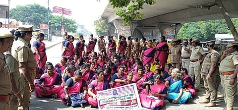 வேலூரில் சாலை மறியலில் ஈடுபட்ட அங்கன்வாடி ஊழியா்கள், உதவியாளா்கள்.