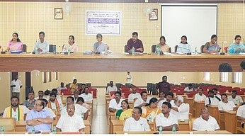 எஸ்ஐஆா் பணிகள் தொடா்பாக செங்கல்பட்டில் ஆட்சியா் தி. சினேகா தலைமையில் நடைபெற்ற ஆலோசனைக் கூட்டம்.