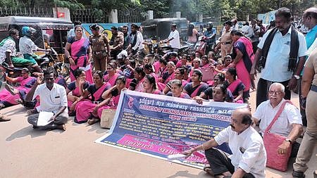 அங்கன்வாடி ஊழியா்கள் மறியல்: 65 போ் கைது