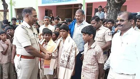 தங்கச் சங்கிலியை போலீஸில் ஒப்படைத்த அரசுப் பள்ளி மாணவா்களைப் பாராட்டி கெளரவித்த போலீஸாா்