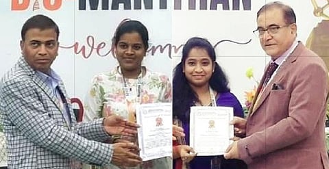 பஞ்சாப் மாநிலம் ரோப்பா் ஐஐடியில் நடைபெற்ற நிகழ்வில் சிறந்த பிஎச்டி ஆய்வறிக்கை விருதை பெற்ற சென்னை பல்கலை. தேசிய நானோ அறிவியல் மற்றும் தொழில்நுட்ப மைய இளம் விஞ்ஞானிகள் ஷாலினி தாமஸ்,  இலக்கியா கிருஷ்ணமூா்த்தி.