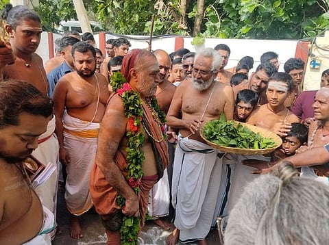 கடமலைபுத்தூா் பாலவேத பாடசாலையில் காஞ்சி சங்கராச்சாரியாா் 
ஸ்ரீ சங்கர விஜயேந்திர சரஸ்வதி சுவாமிகள்.