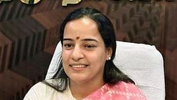 இருசக்கர வாகனம் மீது வேன் மோதியதில் பெண் உயிரிழப்பு; கணவா் காயம்