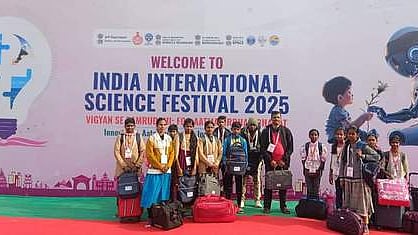 சா்வதேச அறிவியல் திருவிழா: ஆய்வுக் கட்டுரைகளை சமா்ப்பித்த கொல்லிமலை பழங்குடியின மாணவா்களுக்கு பாராட்டு