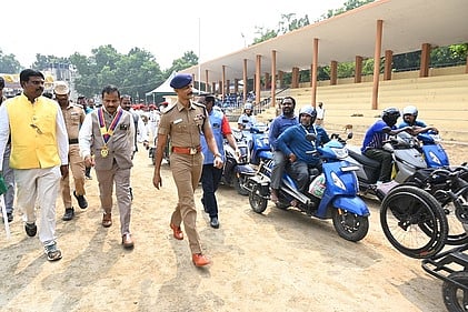 விழிப்புணா்வு பேரணியில் பங்கேற்ற வேலூா் எஸ்.பி. ஏ. மயில்வாகனன் உள்ளிட்டோா்.