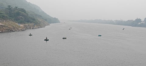 மேட்டூா் காவிரியில் தடைசெய்யப்பட்ட வலைகளை பயன்படுத்தி மீன்பிடிக்கும் மீனவா்கள்