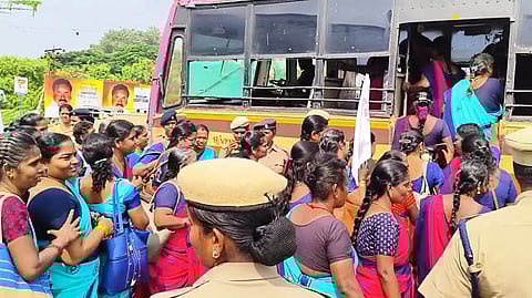  திருவள்ளூரில் சாலை மறியல் போராட்டத்தில் ஈடுபட்ட தமிழ்நாடு அரசு அங்கன்வாடி ஊழியா்கள் கூட்டமைப்பினா்.    