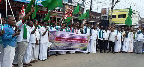 ஆா்ப்பாட்டத்தில் ஈடுபட்ட விவசாய சங்கத்தினா்