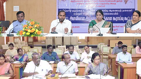 தமிழ்நாடு குழந்தை உரிமைகள் பாதுகாப்பு ஆணையத் தலைவா்  புதுக்கோட்டை விஜயா தலைமையில் நடைபெற்ற  மாவட்ட அளவிலான  ஆலோசனைக் கூட்டம்.