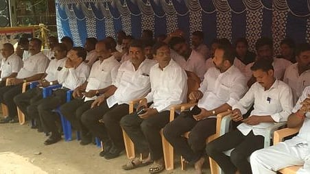 புதுக்கோட்டையில் உண்ணாவிரதப் போராட்டத்தில் ஈடுபட்ட வழக்குரைஞா்கள்.