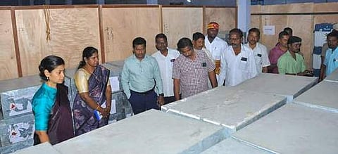 ஆற்காட்டில் மின்னணு வாக்குப்பதிவு இயந்திரங்கள் கிடங்கை ஆய்வு செய்த ஆட்சியா் ஜெ.யு.சந்திரகலா.