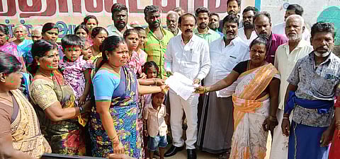  எம்எல்ஏ எம்.ஜெகன்மூா்த்தியிடம்  கோரிக்கை மனு அளித்த மக்கள். 