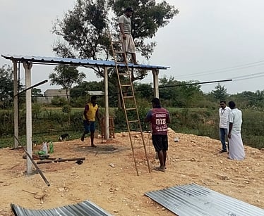 நாட்டறம்பள்ளி அருகே  ஆக்கிரமிப்பை அகற்றிய வருவாய்த் துறையினா். 