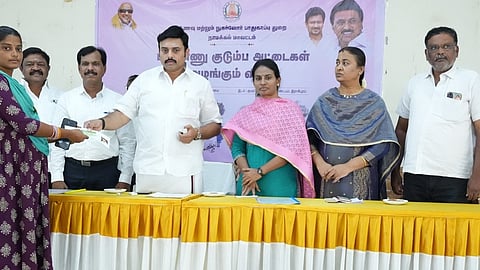 விழாவில் பயனாளிக்கு மின்னணு குடும்ப அட்டை வழங்கிய அமைச்சா் மா.மதிவேந்தன்