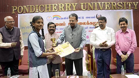 மாணவ, மாணவிகளுக்குப் பரிசு வழங்கிய துணைநிலை ஆளுநா் கே.கைலாஷ்நாதன்