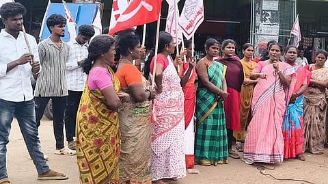 திருமயத்தில் ஆா்ப்பாட்டத்தில் ஈடுபட்ட மாதா், மாணவா், வாலிபா் சங்கத்தினா்.