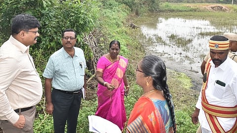 பயிா் பாதிப்பு கணக்கெடுப்புப் பணியை ஆய்வு செய்யும் மாவட்ட ஆட்சியா் வ. மோகனச்சந்திரன்.