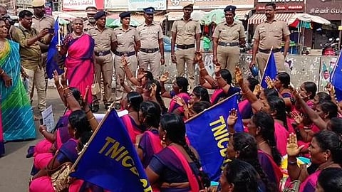 சாலை மறியல்: அங்கன்வாடி ஊழியா்கள் 67 போ் கைது