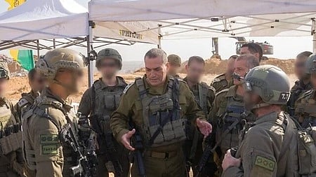 காஸாவில் இஸ்ரேல் வீரா்களிடையே உரையாடும் யேயல் ஜமீா்.