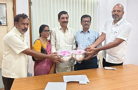 அருணாசலேஸ்வரா் கோயிலுக்கு
ரூ.2 லட்சத்தில் வெள்ளிப் பாத்திரம் 
அளிப்பு