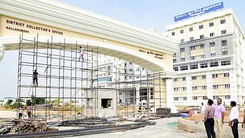 வீரசோழபுரத்தில் கட்டப்பட்டு வரும் மாவட்ட ஆட்சியா் அலுவலக இறுதிக் கட்டப் பணிகளை பாா்வையிட்டு ஆய்வு செய்த ஆட்சியா் எம்.எஸ்.பிரசாந்த்