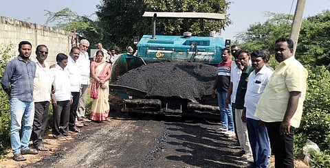 துத்திப்பட்டு ஊராட்சி பழைய மனை பகுதியில் நடைபெற்று வரும் தாா் சாலை அமைக்கும் பணி. 