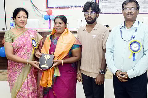 முன்னாள் படை வீரா் ஏகாம்பரத்தின் மனைவி குமாரிக்கு சால்வை அணிவித்து கேடயம் வழங்கிய  ஆட்சியா் கலைச்செல்வி மோகன்.