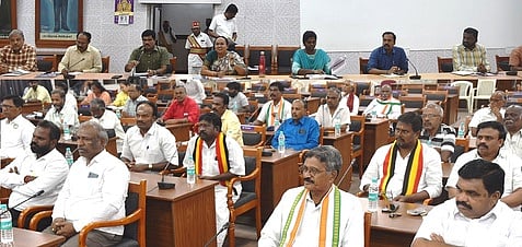 கூட்டத்தில் பேசிய வேலூா் ஆட்சியா் வி.ஆா்.சுப்புலட்சுமி. உடன், மாவட்ட வருவாய் அலுவலா் மா.சிவசுப்பிரமணியன்,  வாக்காளா் பதிவு அலுவலா்கள்.