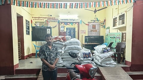 கைது செய்யப்பட்ட தலபத்குமாா் மற்றும் பறிமுதல் செய்யப்பட்ட இருசக்கர வாகனம், போதைப் பொருள் மூட்டைகள்.