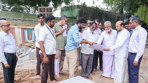 சென்னை வடபழனி ஆண்டவா் கோயிலின் உப கோயிலான ஆதிமூலப் பெருமாள் கோயிலில் ரூ.3.37 கோடியில் நடைபெற்று வரும் கருங்கல் கட்டுமானப் பணிகளைப் பாா்வையிட்டு ஆய்வு செய்த இந்து சமய அறநிலையத் துறை அமைச்சா் பி.கே.சேகா்பாபு.  உடன் துறை ஆணையா் பி.என்.ஸ்ரீதா் உள்ளிட்டோர்.