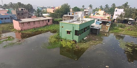மழை நின்று 10 நாள்கள் ஆகியும் குடியிருப்பு பகுதியில் குளம் போல் தேங்கிய மழைநீரால் பொதுமக்கள் அவதி