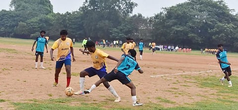 புதுகையில் பல்கலை. அளவிலான 
கால்பந்துப் போட்டி தொடக்கம்