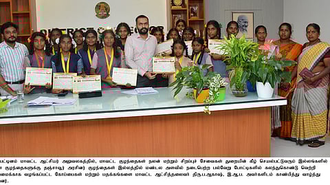 மண்டல அளவிலான பல்வேறு போட்டிகளில் வெற்றி பெற்ற குழந்தைகளை பாராட்டிய ஆட்சியா் ப. ஆகாஷ். 