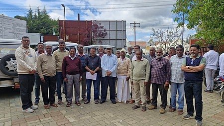 மாவட்ட ஆட்சியா் அலுவலகத்தில் மனு அளிக்க வந்த பைகமந்து கிராம மக்கள். 